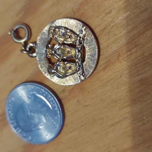 Adorable 3 monkey / pendant / charm. Vintage gold tone. - Picture 1 of 2